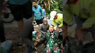 Anggota TNI mengalami Kecelakaan & hilang kesadaran bagi yg mngenal mohon dinfokan ke pihak kluarga