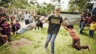 El verdadero Justin Bieber que los medios nunca mostrarán. PENCILS OF PROMISE