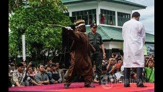 Pelaku mesum melawan saat di eksekusi oleh algojo cambuk di aceh edit