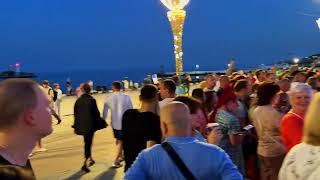 ▶️  Группа КУРАГА в Ялте  Туристы коры мочат на набережной