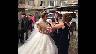 Свекровь встречает молодоженов  Армянская свадьба 2017  Лаваш