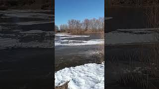 ломает лёд на реке Тара
