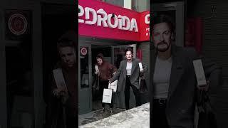 В руках у Стаса Михайлова и Егора Крида подарки из @2DROIDA . Закупились пока скидки хорошие 