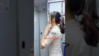 Menunggu Buka Pintu Pesawat Pramugara d ... #pramugarisuperairjet #cantik #airhostess