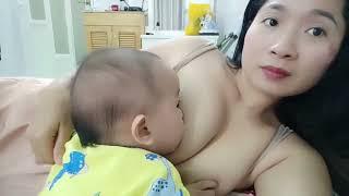 mother teaches babi to Bé bú vú sữa mẹ và chơi với mẹ