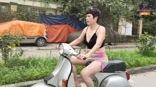 Scooter Woman in trouble KickRevv & Ride Trailer