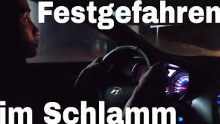 Mit dem Auto im Schlamm stecken geblieben und dann noch Party?