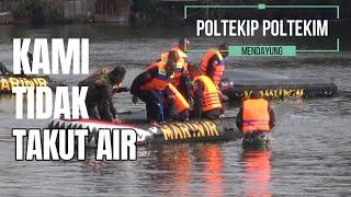 KAMI TIDAK TAKUT AIR CALON TARUNA POLTEKIP DAN POLTEKIM BELAJAR MENDAYUNG