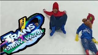 Bermain salju di Trans Snow World