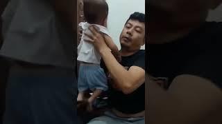 PERTAMA DI DUNIA.  SE-ORANG BAPAK MENYUSUI ANAK NYA