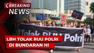 BREAKING NEWS - LBH hingga ICW Gelar Aksi Tolak RUU Polri di Bundaran HI