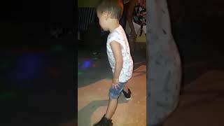 Criansa com 3 anos dançando funk