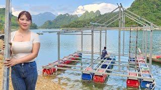 The girl completed the iron house frame floating on the water.