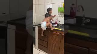 Bikin Gemes Dua Bayi Kembar Rebutan Mandi di Wastafel