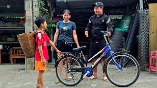 Bac was happy when the kind man and the beautiful shopkeeper gave Bac a new bicycle.