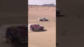 Dakar Rallisi sırasında Off Road yarışçısını geçen bir Suudi köylü