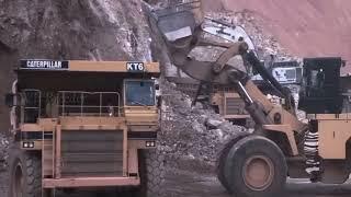 Caterpillar Excavator  memuat hasil tambang Dengan Dump Truck