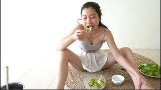 Single mom Celina - Single mom makes salad