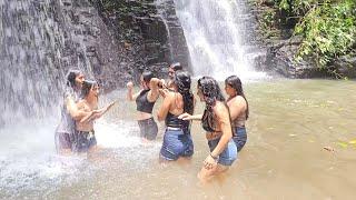 Hermosas chicas bañándose junto a la cascada de donde Juan.