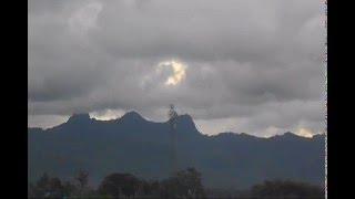 penampakan aneh di langit sore