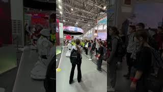 Робот проводит зарядку для детей на выставке Россия на ВДНХ Promobot