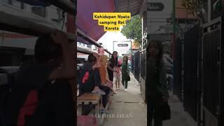 ada pemukiman padat disamping rel kereta Bandung #shorts #walking #bandung #slums