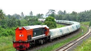 RANGKAIAN PANJANG  Formasi Terbaru Kereta Semen Baturaja Dengan 30 Gerbong Datar