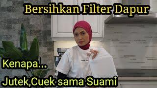 Bersihkan Filter Dapur Sambil Jawab Kenapa Jutek Cuek terhadap Suami.