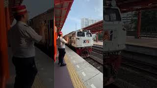 Kereta Api Argo Parahyangan Masuk Stasiun Bekasi