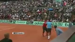 Federer attacked by a fan at Roland Garros