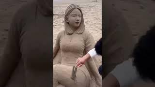 Membuat patung dari pasir pantai