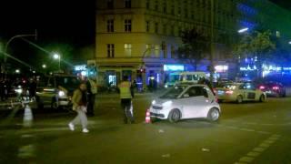 Leg dich nie mit Berliner Polizisten an Polizist greift bei Straßensperre durch