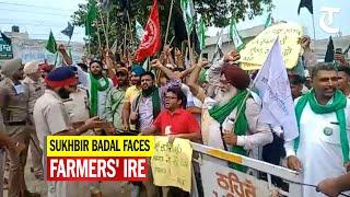 Malout Farmers show black flags to SAD president Sukhbir Singh Badal