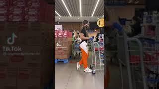 La caminata lunar en supermercado