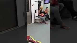 Mulher fica apertada dentro de um trem e olha oque ela faz
