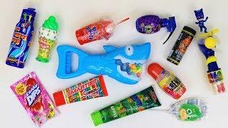 Mixing Crazy Candy shark candy dispenser toys