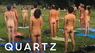 Para nudis Perancis mengunjungi museum Paris