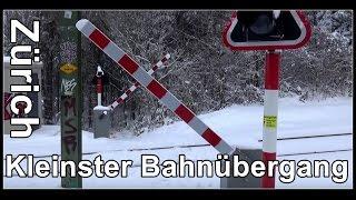 Kleinster Bahnübergang mit Schranken im Winter Small railway crossing Zurich Switzerland