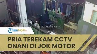 Pria Tertangkap CCTV Masturbasi di Jok Motor Wanita seusai Buntuti Sampai Rumahnya di Pesanggrahan