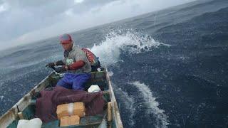 Memancing dihantam hujan dan badaitapi hasil memuaskan.nasip nelayan