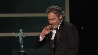 Joaquin Phoenix thanks Heath Im standing here on the shoulders of my favorit actor Heath Ledger SAG