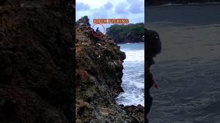 ngeri‼️lihat spot mancing ikan dari atas tebing batu karang setinggi ini #rock_fishing #shorts