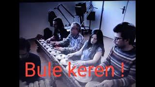 Bule keren dari Perancis  Mereka jago main gamelan kok orang Indonesia melupakan gamelan  ?