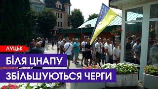 Усе більші черги біля ЦНАПу в Луцьку щодня оновлюють дані пів тисячі чоловіків