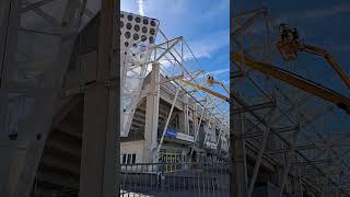 Arbeiten an der Dachkonstruktion der Westtribüne • ad hoc arena im EAS  11.04.2024