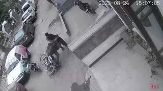 Robbery Snatching attempt fail Brave man fight back with snatcher #cctv #robbery #viral #snatching