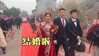 秀秀和对象结婚啦，农村婚礼热闹又隆重，现场气氛嗨到爆，超幸福