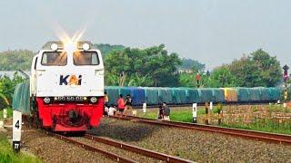 MENIKUNG SUPER PANJANG Kereta Barang Angkutan Semen Melintas di Tikungan Besar Timur Stasiun Batang