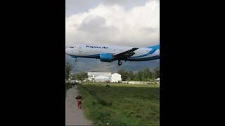 Pesawat Trigana Airlines Boeing 737 Landing di Bandara Warena Papua