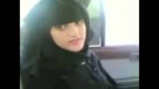 يمنية مع صديقها في سياره